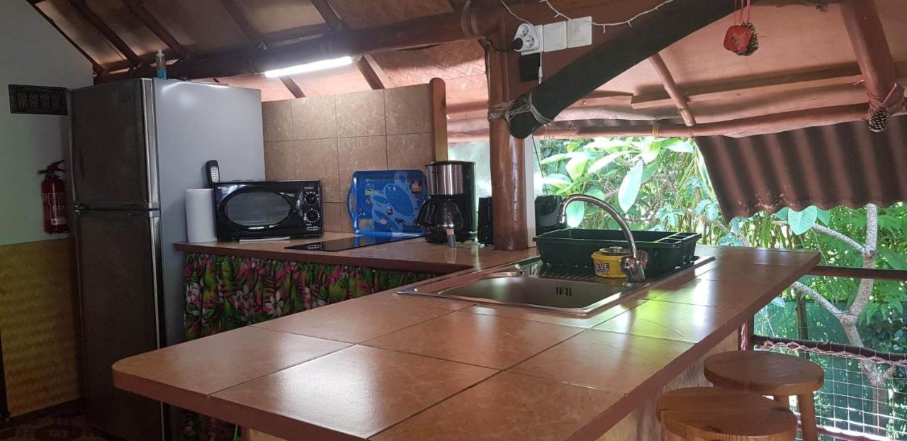Location " La Pirogue " Maison D'Hotes A Moorea آبيتي المظهر الخارجي الصورة
